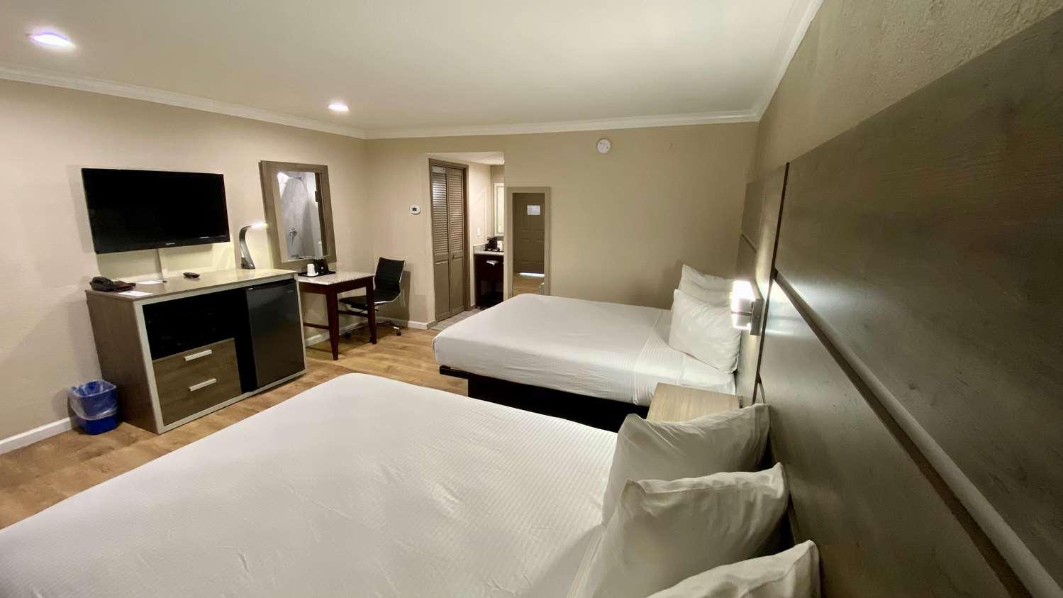 Queen Room Two Queen Beds Non-Smoking or Ground Floor,1235078210:JPEG