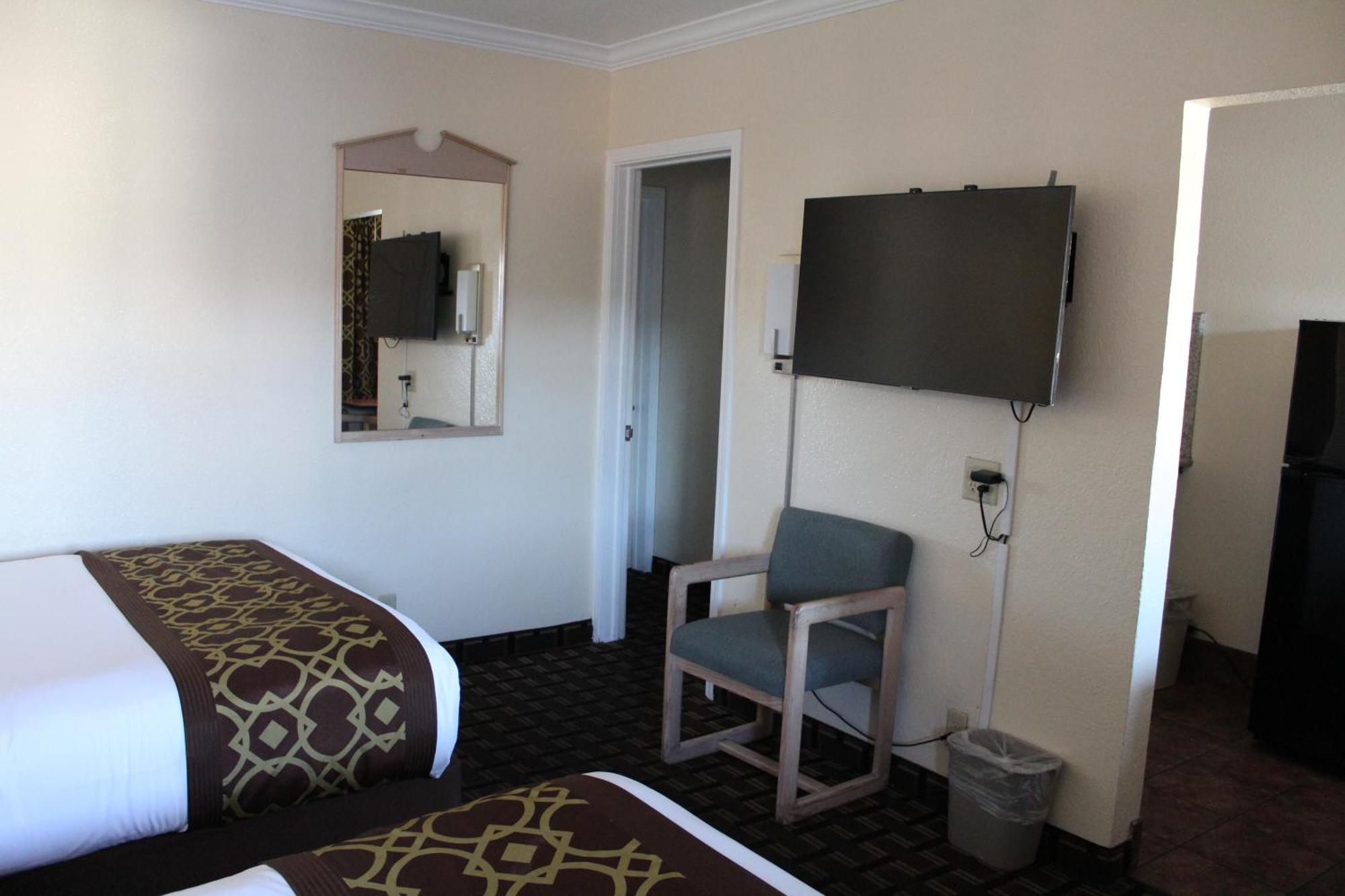 Deluxe Family Suite 3 Queen Beds Kitchenette Non Smoking