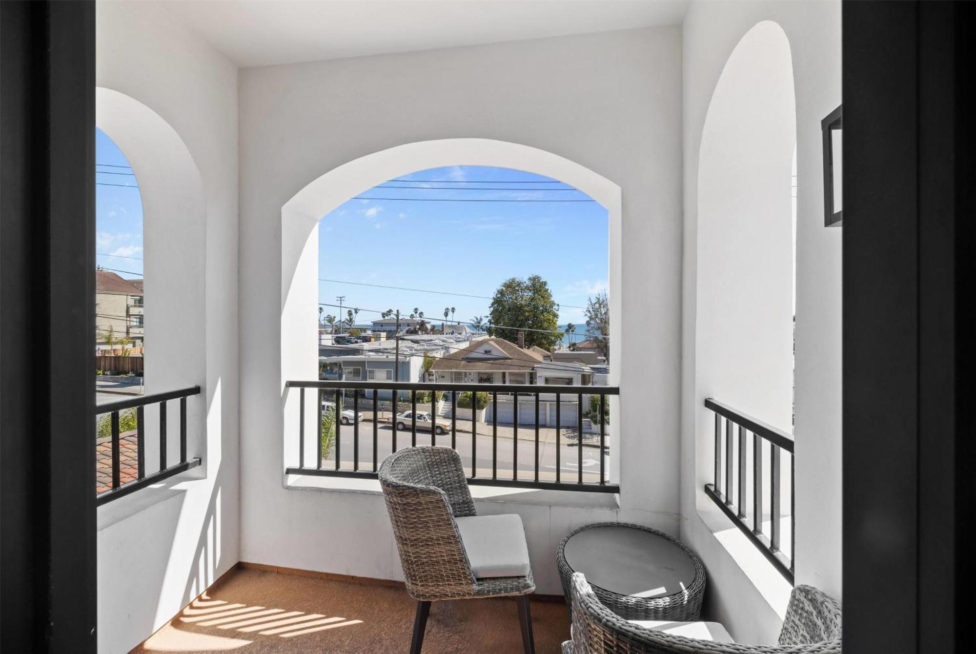 King Suite with Partial Ocean View - Hearing Impaired/Non-Smoking