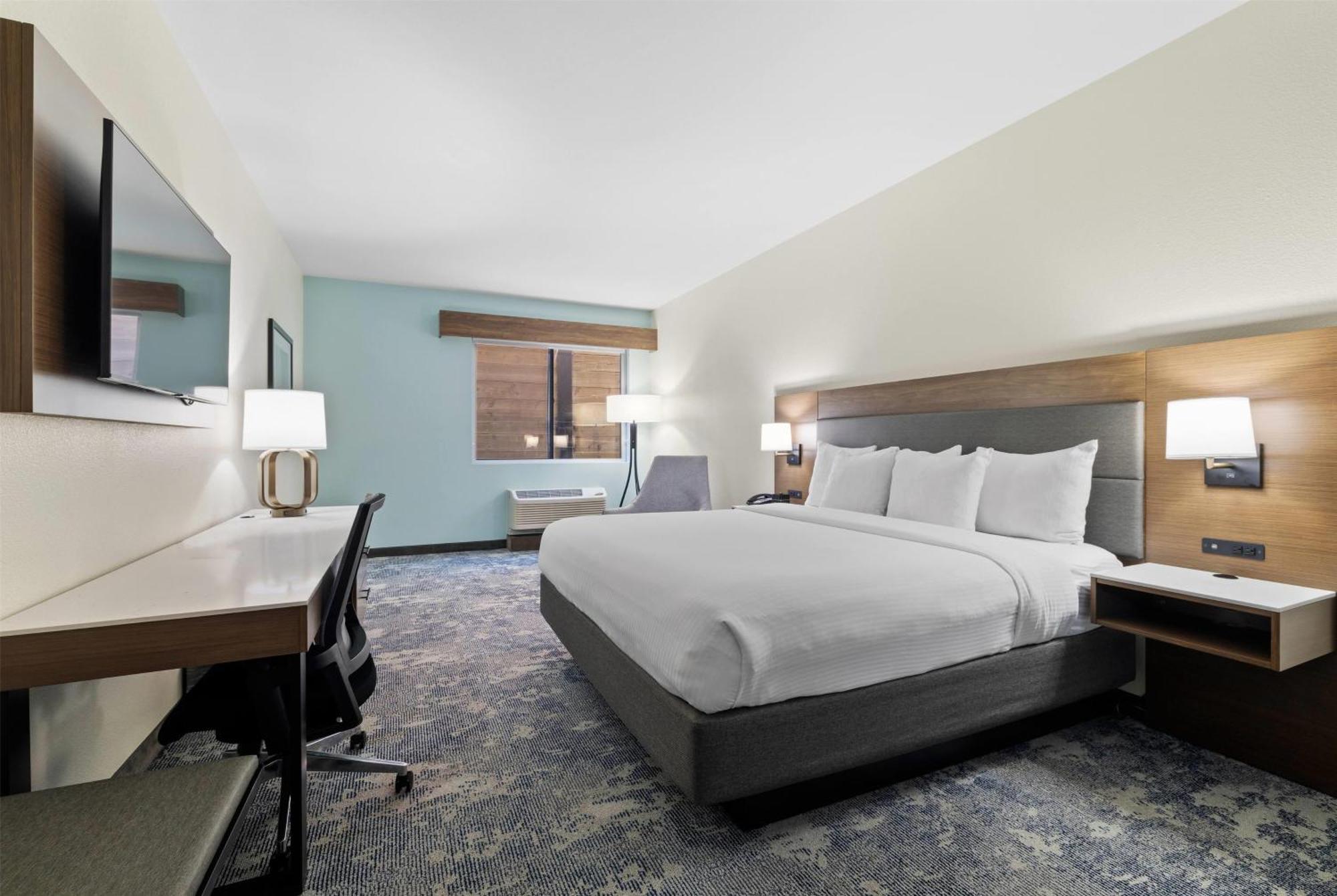 King Room with Hearing/Mobility Access and Bathtub with Grab Bars - Non-Smoking