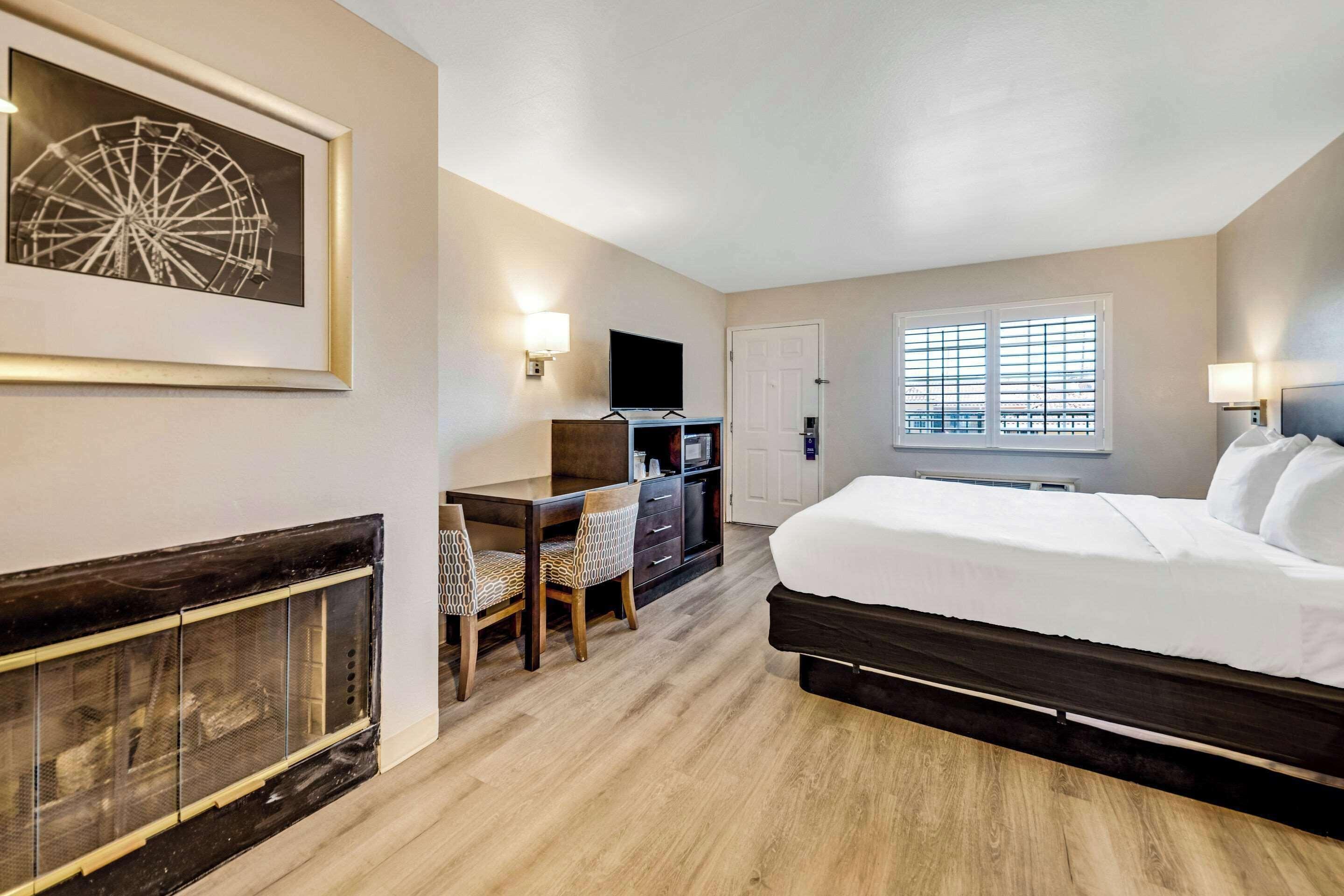 Large King Room with Sofa - Non Smoking